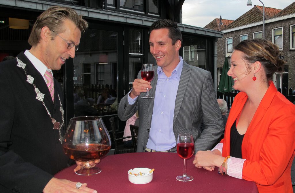 Burgemeester van Free Fantasy vermaakt echtpaar tijdens bruiloft.