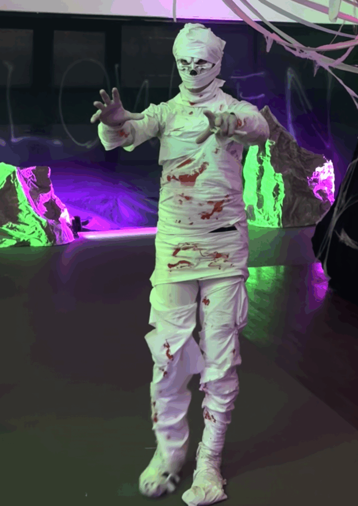 Typetje de mummie van Free Fantasy tijdens Halloween. Loopt rond als zombie, praat niet, enge verschijning.