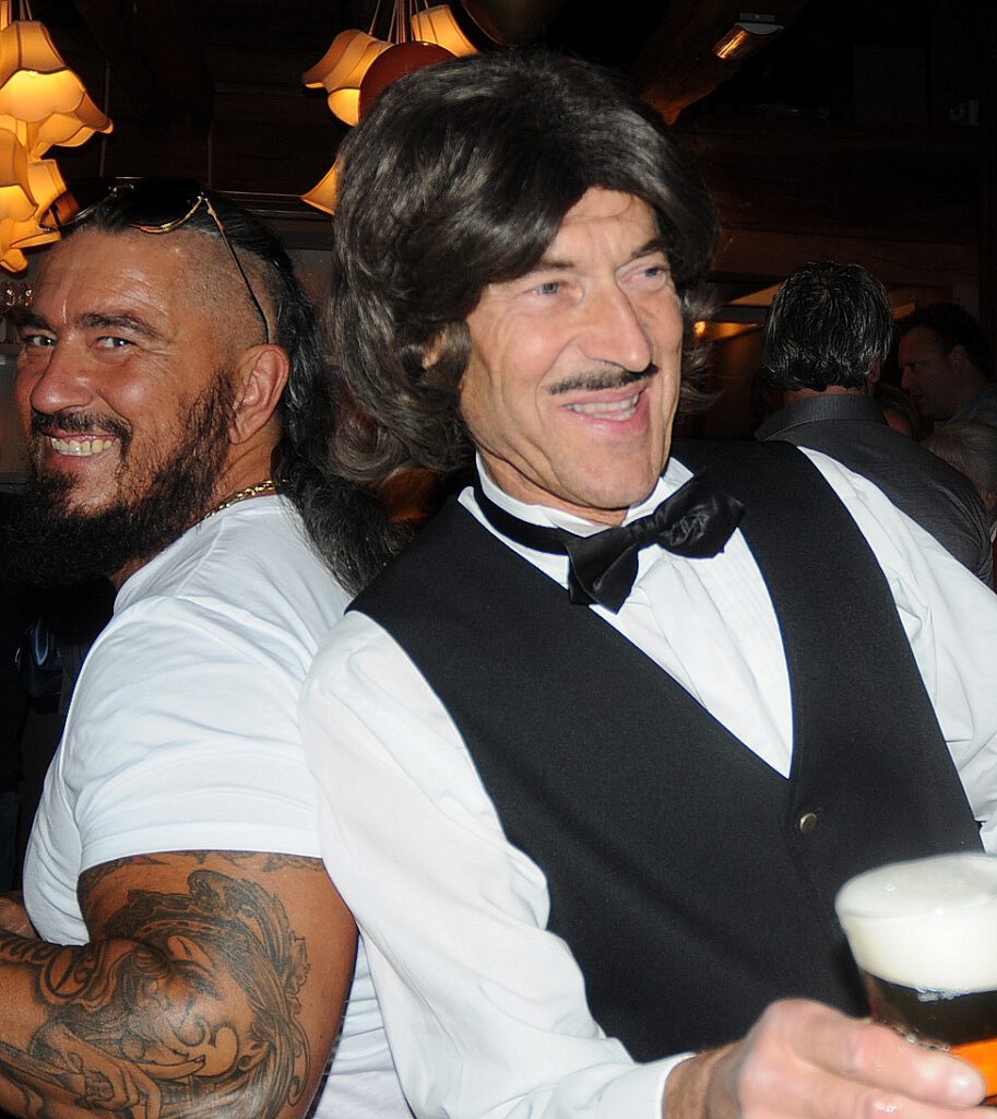 Typetje ober en man lachen.