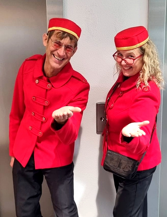 De piccolo's heten u vriendelijk welkom, geven u een compliment en breken het ijs.