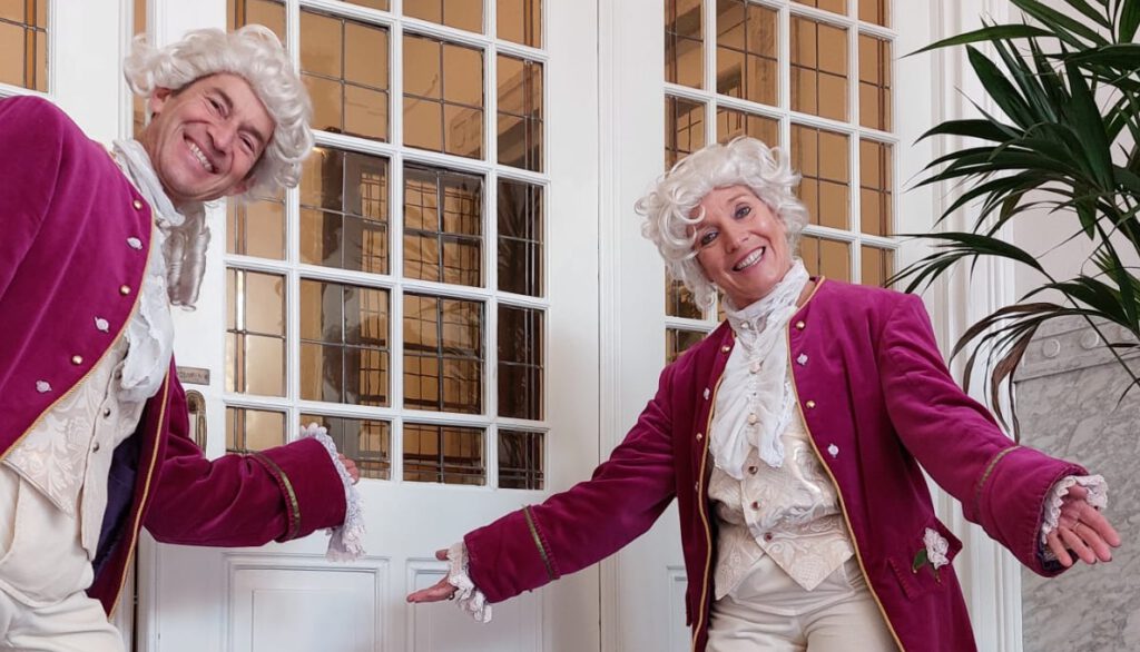 Typetjs duo lakeien ontvangen de mensen hartelijk en met humor. Maken complimenten en entertainen.