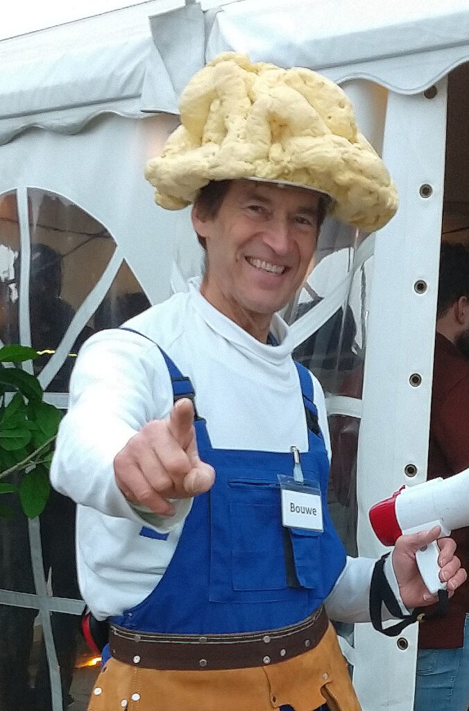 Typetje bouwvakker is een vrolijke en opvallende gastheer bij bouwevenementen.