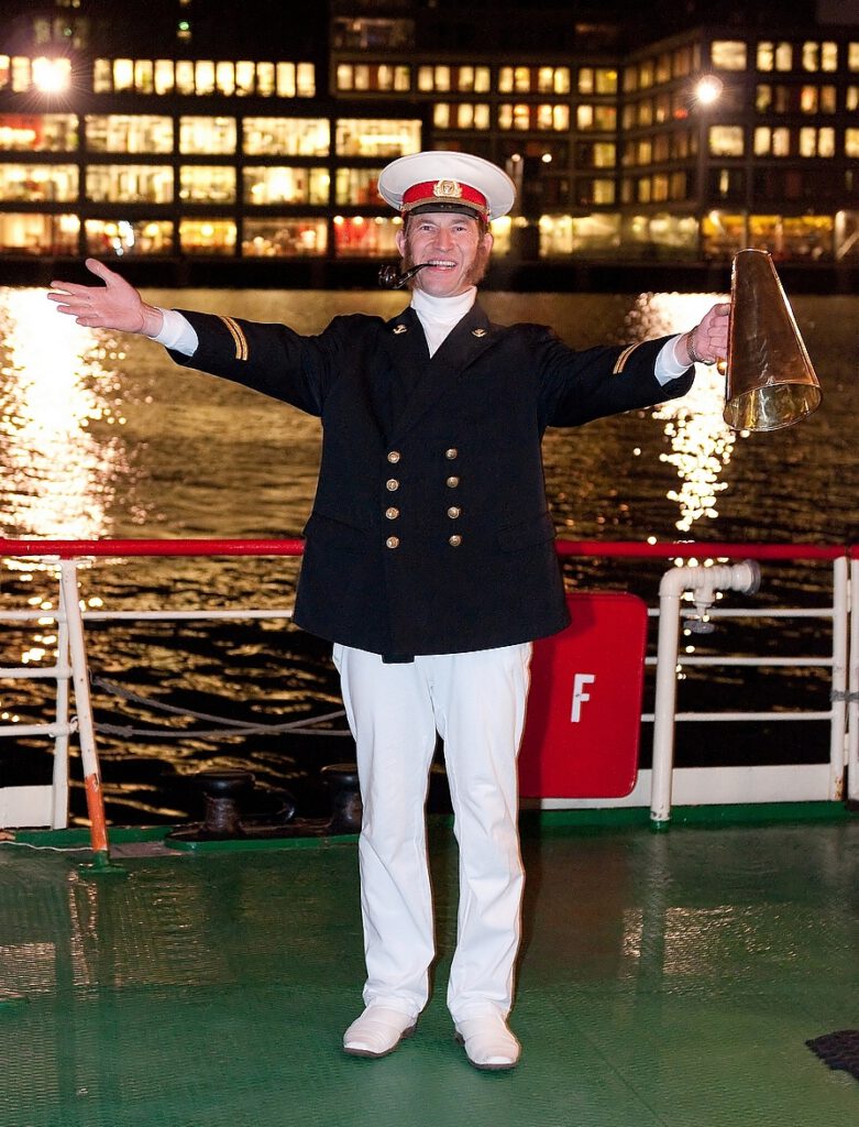 Free Fantasy typetje kapitein op partyboot 's avonds.