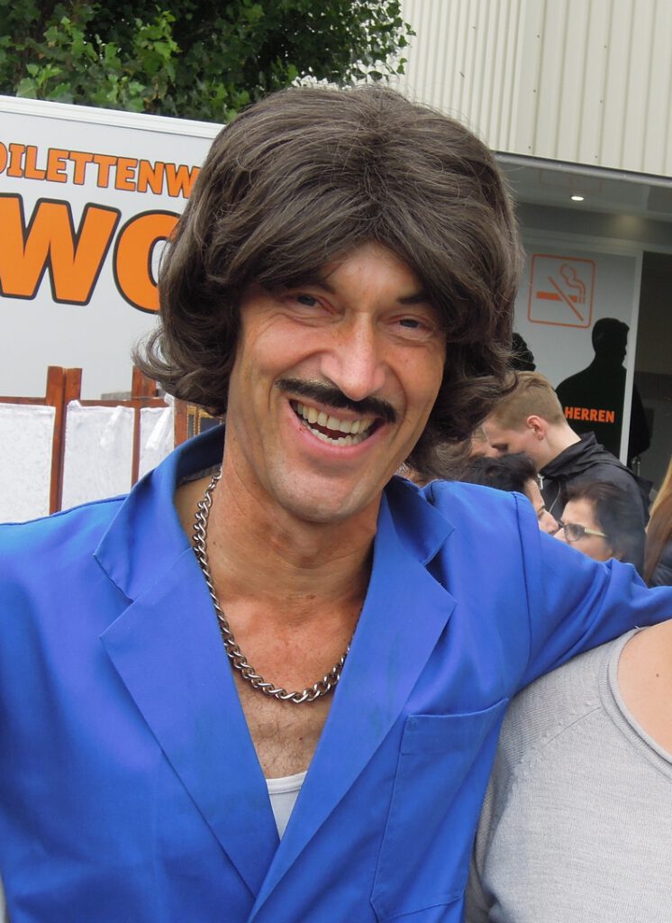 Lachende schoonmaker voor toiletunit buiten.