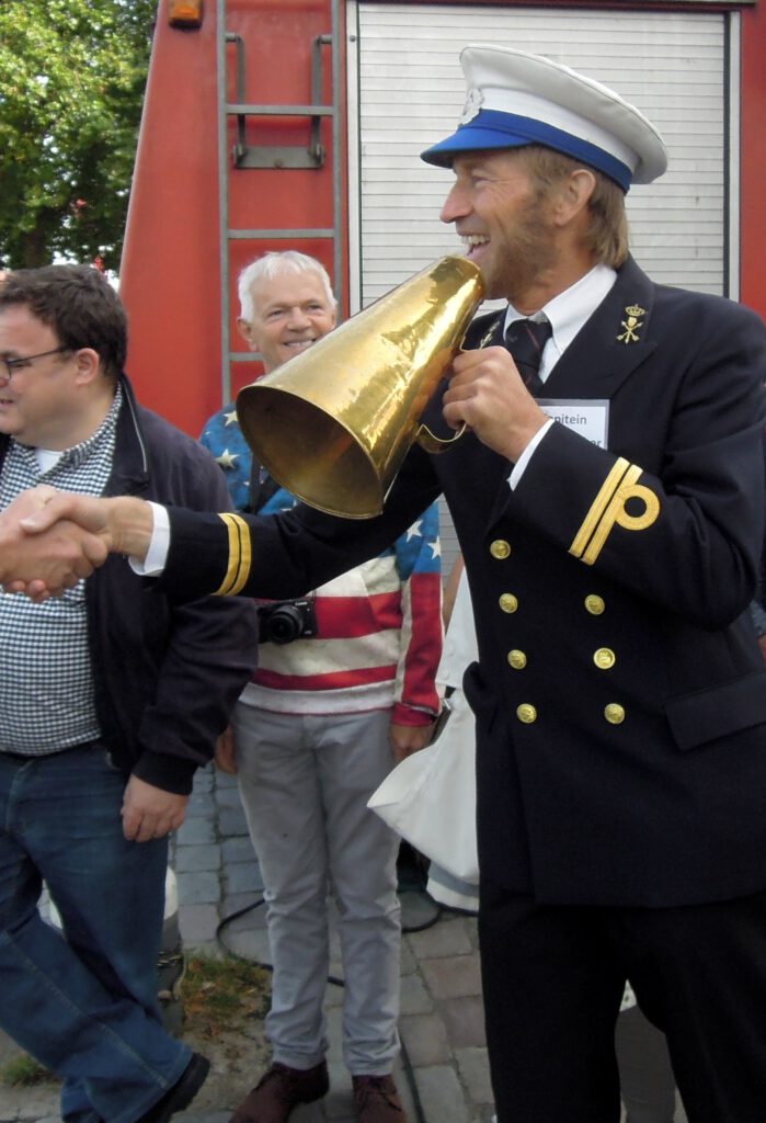 Typetje kapitein lachend op Haven Festival