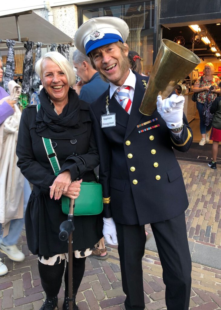 Typetje kapitein met blonde vrouw