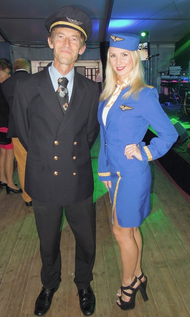 Typetje piloot samen met stewardess.