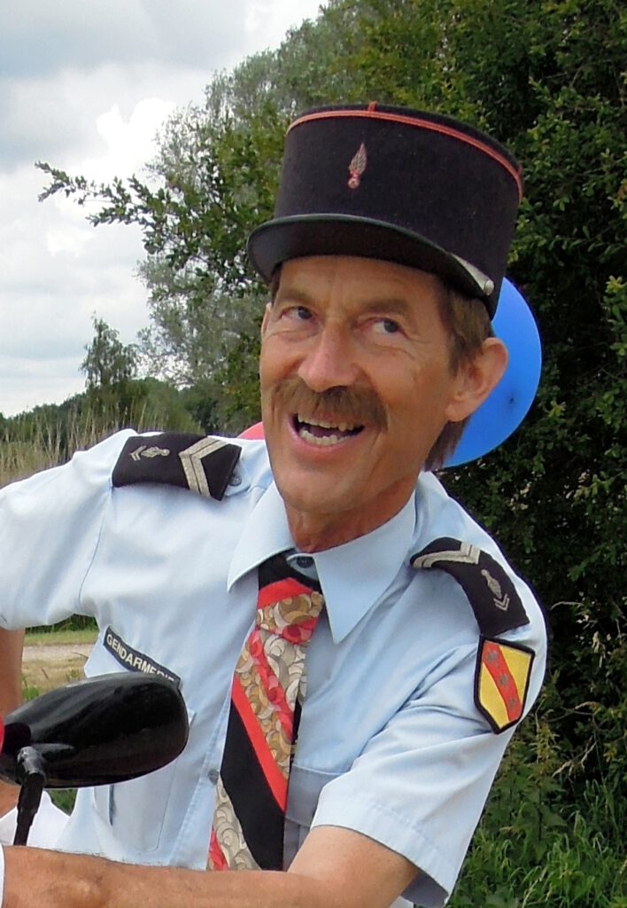 Typetje gendarme kijkt naar rechts.