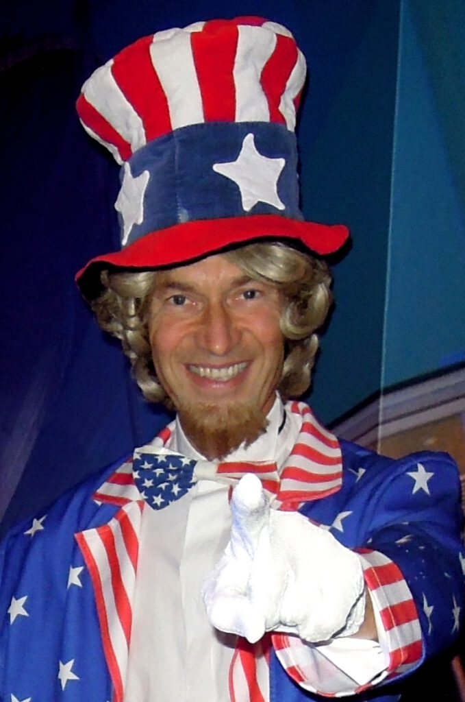 Typetje Uncle Sam wijst lachend in de camera.