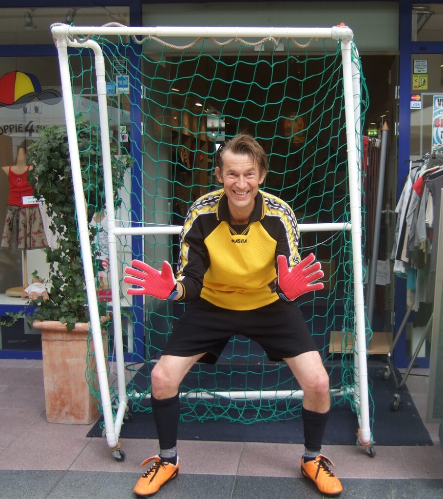 Flex-keeper staat klaar om ballen tegen te houden.