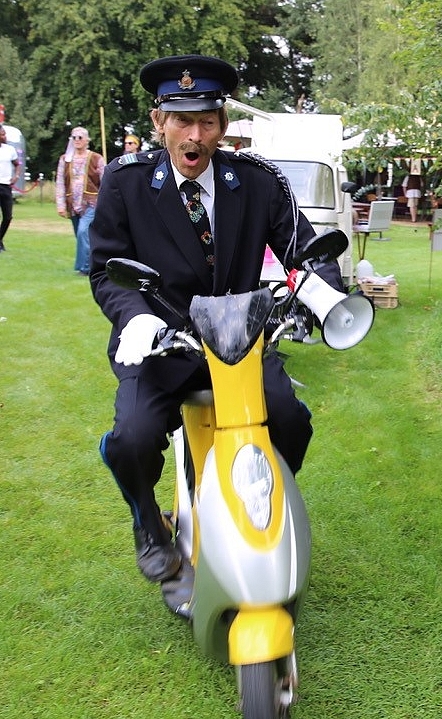 Brigadier op scooter op evenement, komisch typetje van Free Fantasy.