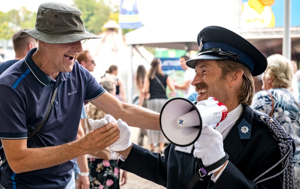 Typetje van Free Fantasy, handhaver Brigadier Bob, maakt een bezoeker van een evenement aan het lachen.