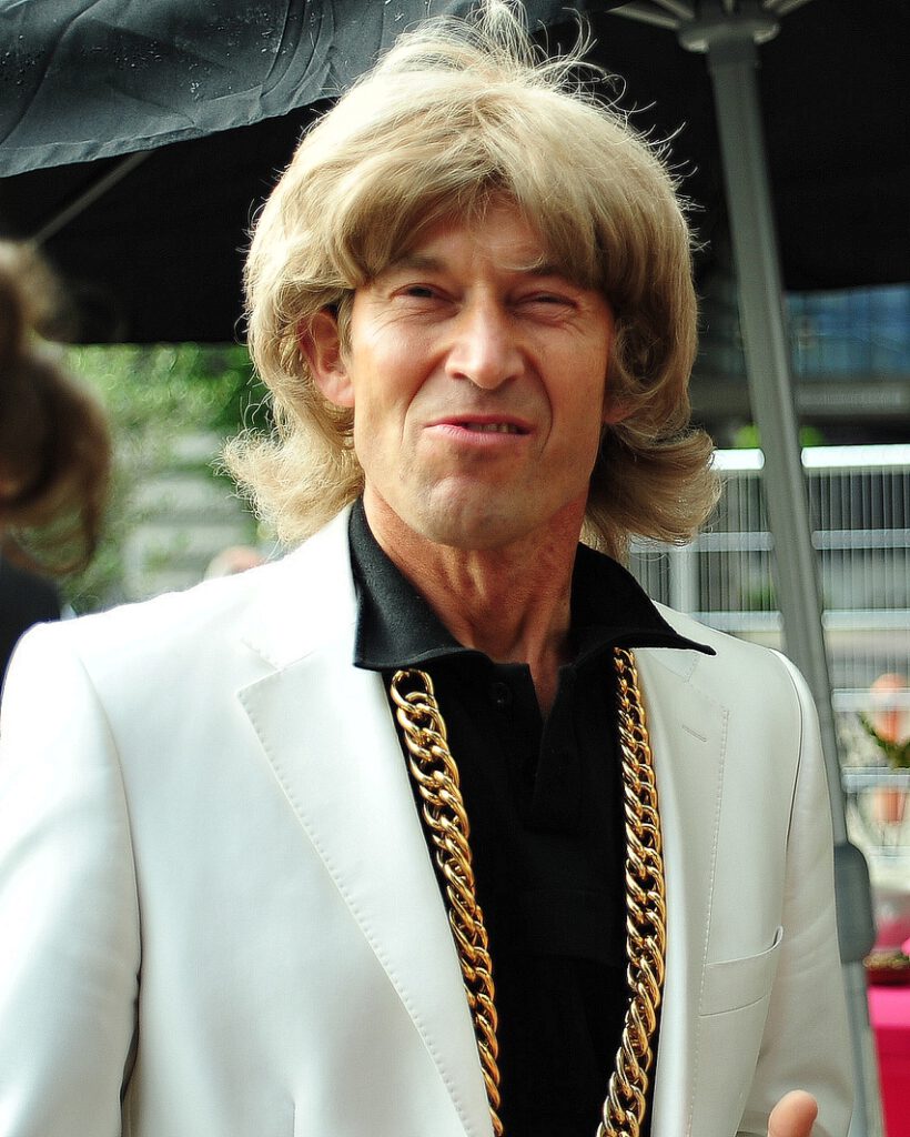 Entertainer Johnny op een bedrijfsevenement. Mengt zich onder de gasten en entertaint hen.