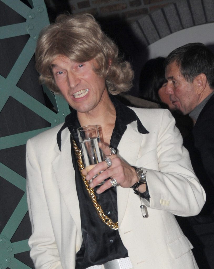 Komisch type Johnny entertaint mobiel op feest. Johnny is gangmaker op evenementen.