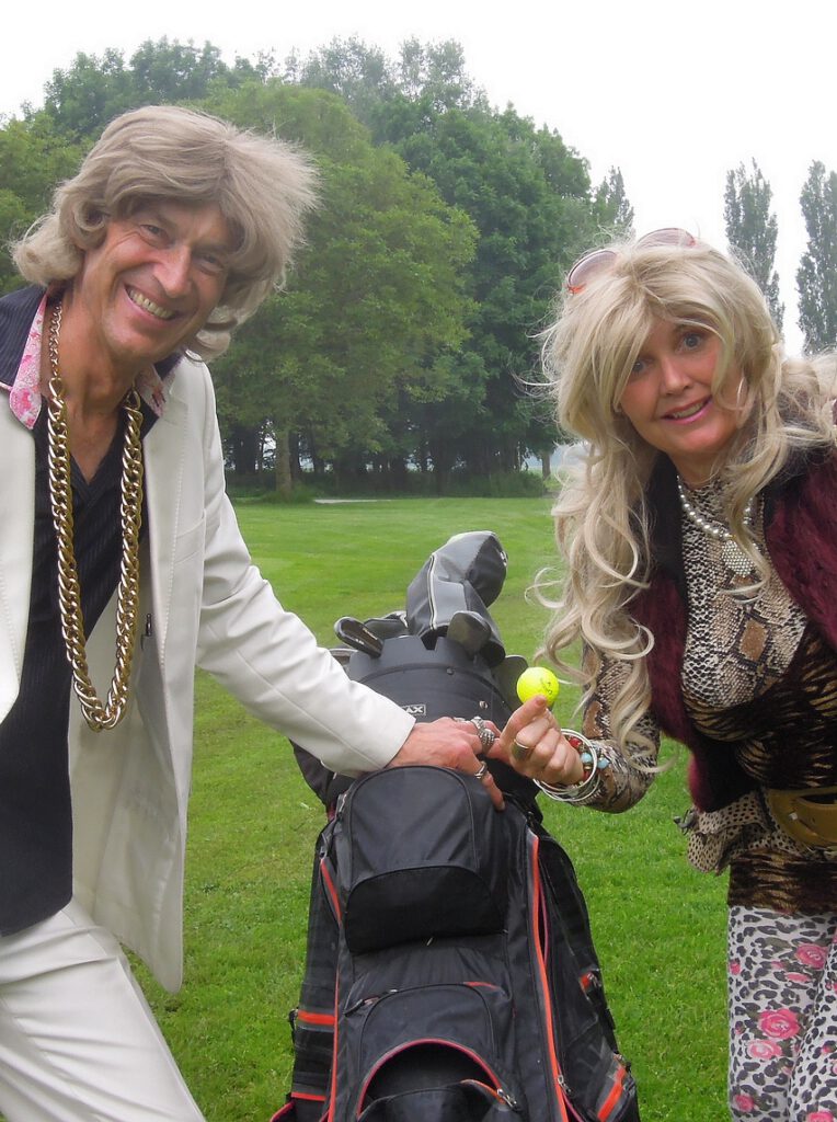 Typetje John samen met Anita mobiel entertainment op de golfbaan tijdens bedrijfsevenement.