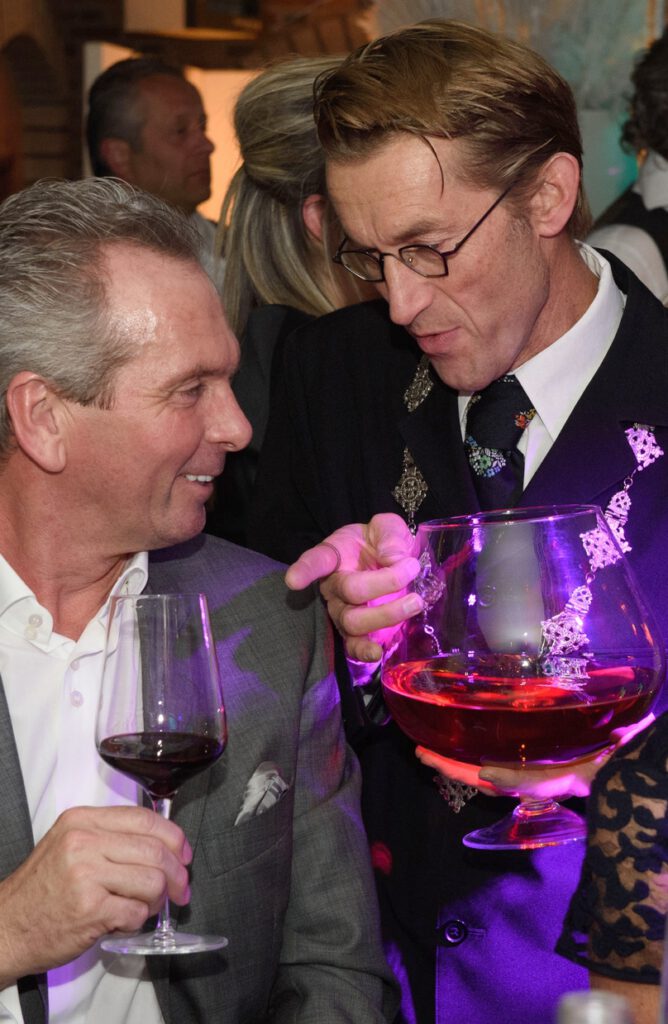 Komisch typetje burgemeester van Free Fantasy praat met gast op feest.