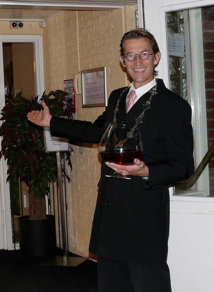 Typetje burgemeester bij de entree van een partycentrum. Breekt altijd het ijs van de gasten.