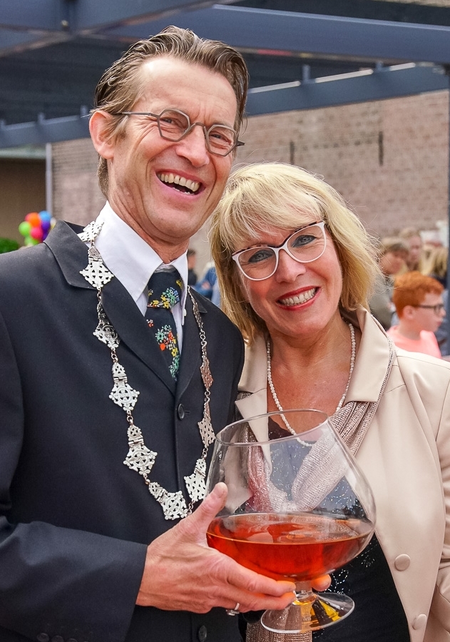 Komisch typetje en duo burgemeester en vrouw bij de entree van een evenement.