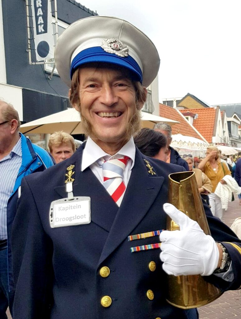 Typetje kapitein loopt rond op braderie en entertaint de mensen.