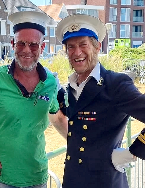 Typetje kapitein op havenfeest is op zoek naar matroos.