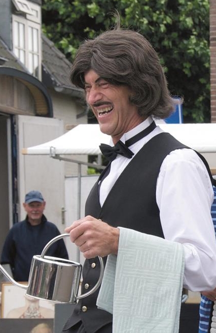 Lachende ober op evenement.