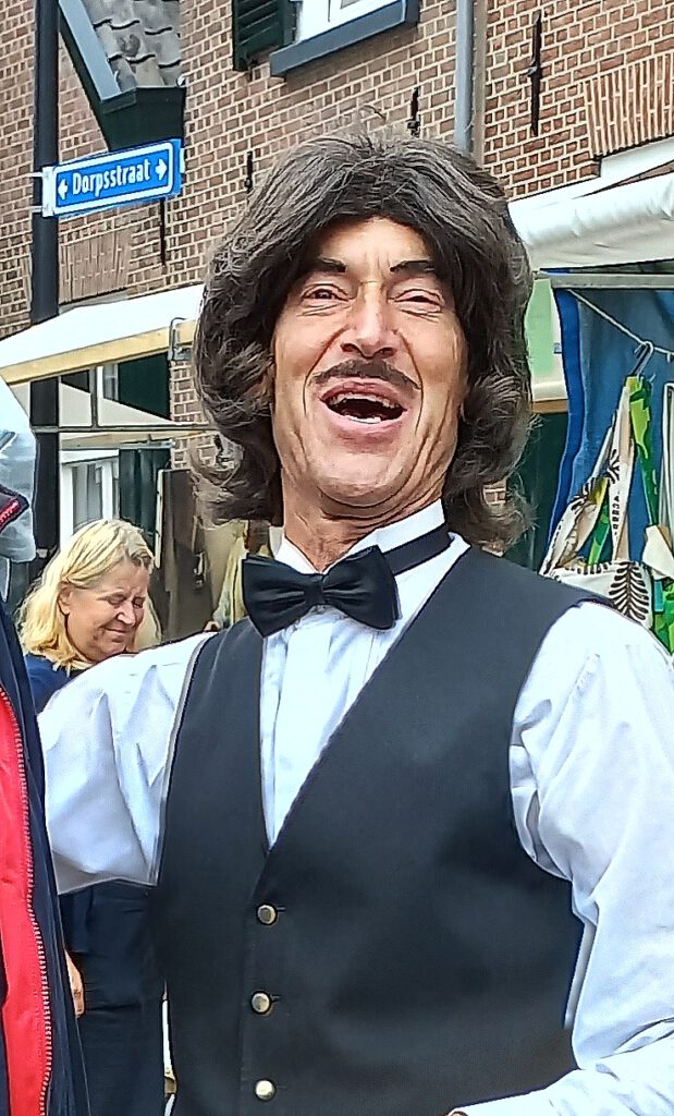 Ober moet hard lachen tijdens dorpsfeest