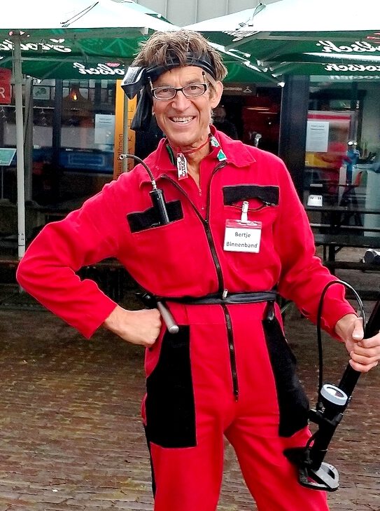 Komisch typetje van Free Fantasy Bertje Binnenband verzorgt uw fiets.