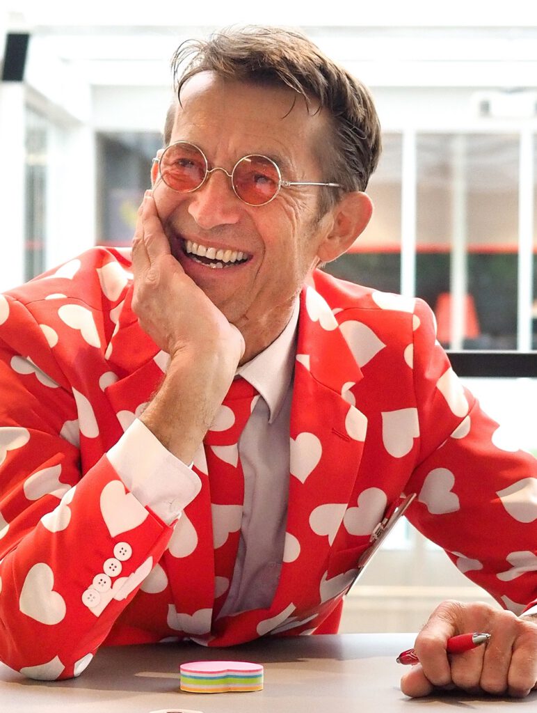 Hartelijk en vrolijk typetje Harry Hartvol is presentator en entertainer.