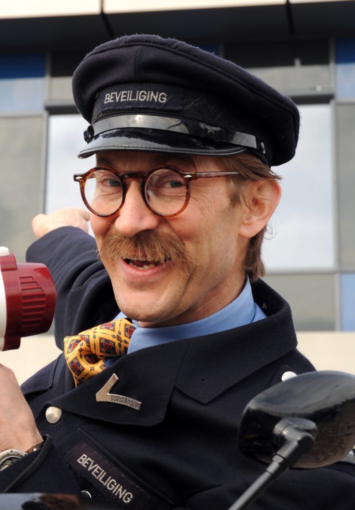 Typetje beveiligingsagent van Free Fantasy is een vrolijke act. Veel improvisatie en interactie met het publiek.