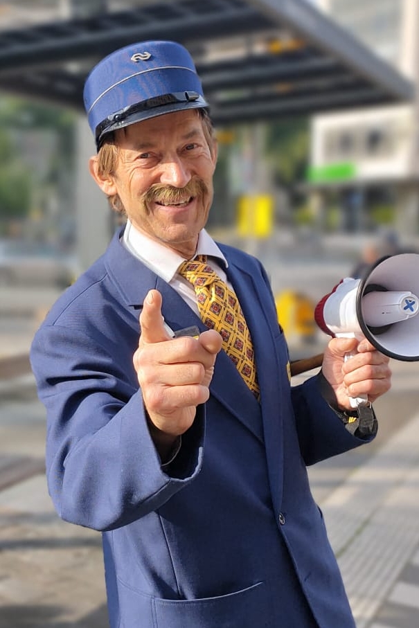 Typetje conducteur leidt alles in goed banen. Komisch en vrolijk entertaint en informeert hij de mensen.