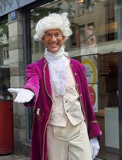 Typetje lakei is een vrolijke entree-act en daarnaast een mobiele act tussen het publiek door. Chique en grappig.