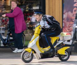 Brigadier Bob op scooter
