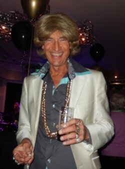 Typetje Johnny is een feestganger. Ad rem en komisch maakt hij met iedereen een praatje.